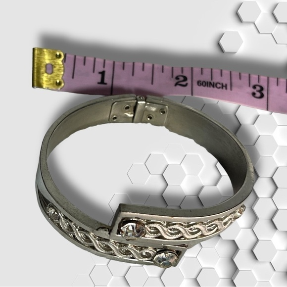 💍 𝅺Ornate Hinged Silvertone Bangle Bracelet - Picture 4 of 6